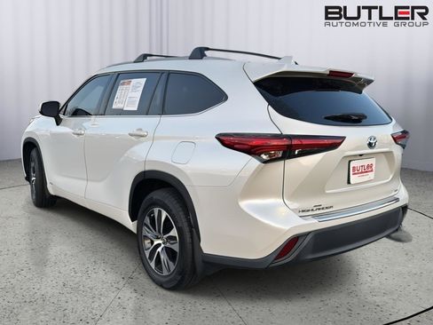 Used 2022 Toyota Highlander XLE AWD/4WD image 4