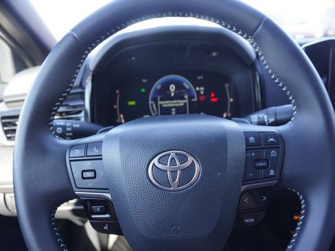 Used 2025 Toyota Camry SE w/ Convenience Package FWD image 22