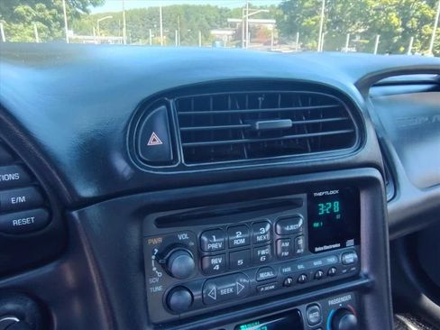 Used 2004 Chevrolet Corvette Convertible w/ Preferred Equipment Group RWD image 17