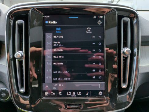 Used 2025 Volvo XC40 B5 Core image 23