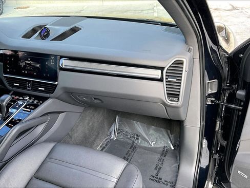 Used 2022 Porsche Cayenne S image 18