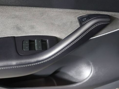 Used 2022 Tesla Model Y Long Range AWD/4WD image 35