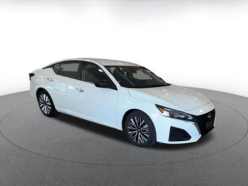 Used 2025 Nissan Altima 2.5 SV image 2