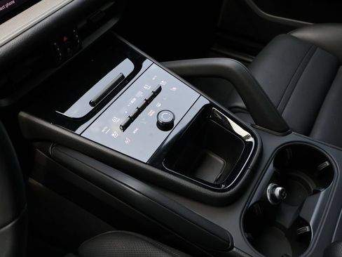 Used 2025 Porsche Cayenne Coupe AWD/4WD image 24