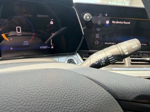 Used 2025 Chevrolet Trax LT FWD image 43