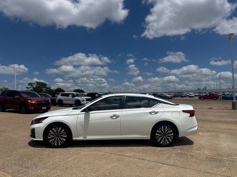 Certified 2025 Nissan Altima 2.5 SV FWD image 11