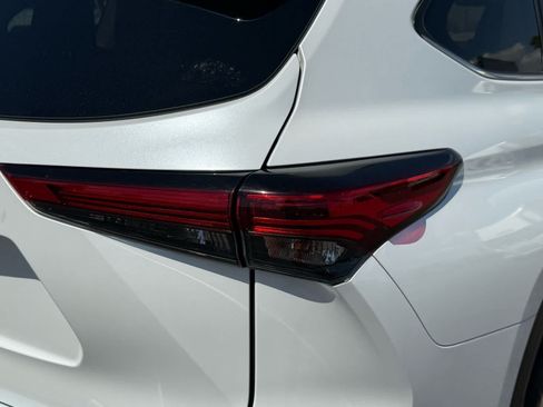 Used 2023 Toyota Highlander LE AWD/4WD image 8
