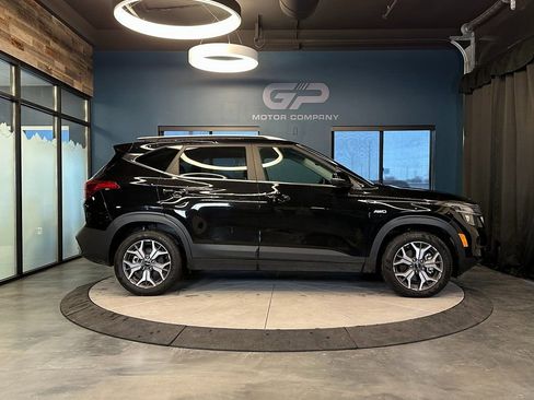 Used 2023 Kia Seltos EX image 2