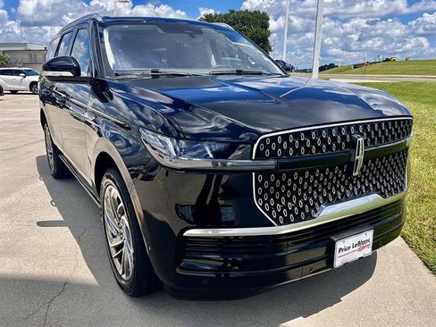Used 2025 Lincoln Navigator Reserve AWD/4WD image 1
