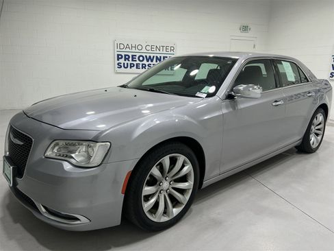 Used 2017 Chrysler 300 C image 4