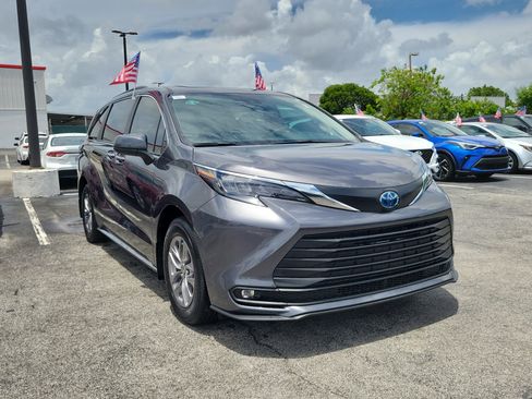 Used 2025 Toyota Sienna XLE FWD image 2