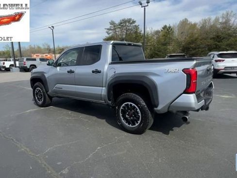 Used 2025 Toyota Tacoma TRD Off-Road AWD/4WD image 6