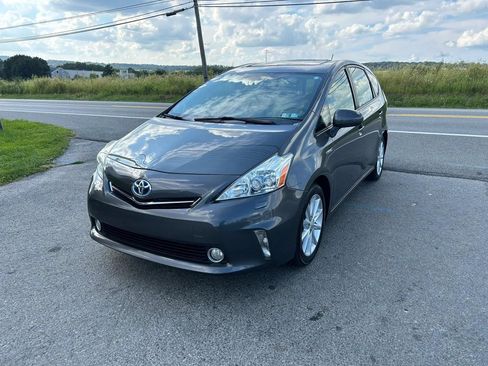 Used 2013 Toyota Prius V Five FWD image 5
