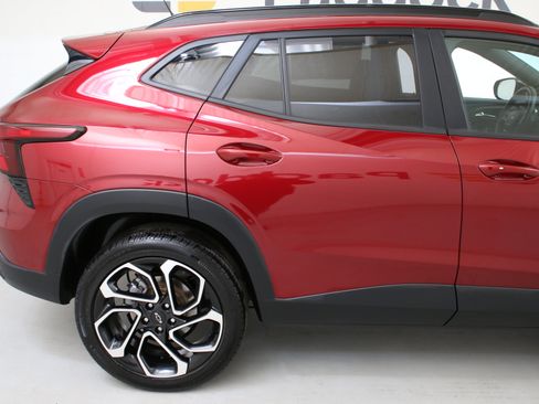 Used 2024 Chevrolet Trax RS w/ Sunroof Package image 9
