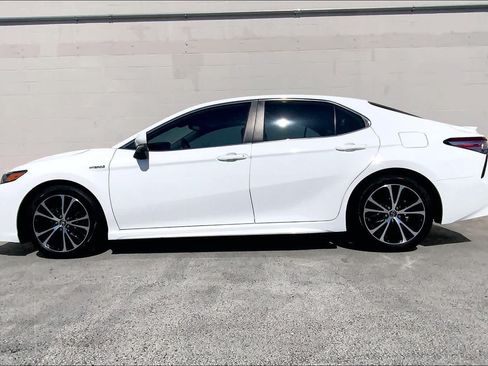 Used 2020 Toyota Camry SE w/ Sunroof Package FWD image 3