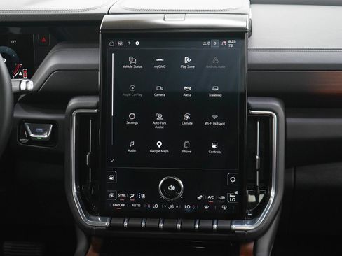Used 2025 GMC Yukon Denali w/ Denali Reserve Package AWD/4WD image 17