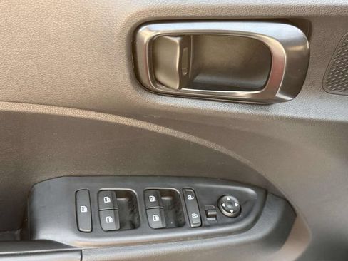 Used 2025 Hyundai Venue Limited FWD image 16