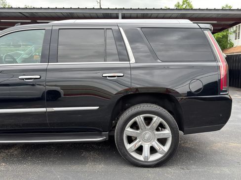Used 2018 Cadillac Escalade Luxury RWD image 9