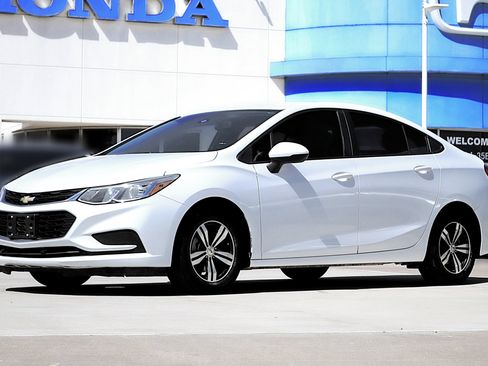 Used 2018 Chevrolet Cruze LS FWD image 1