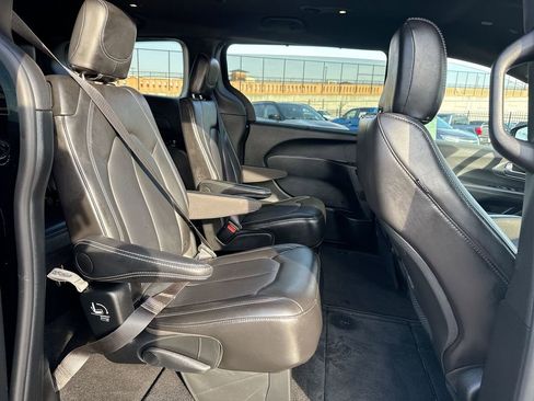 Used 2025 Chrysler Pacifica Select image 27