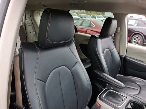 Used 2023 Chrysler Pacifica Touring-L FWD image 13