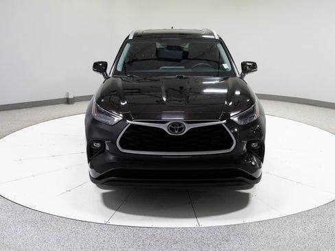 Used 2022 Toyota Highlander XLE image 5