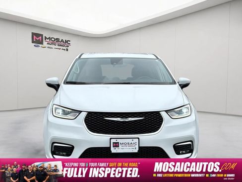 Used 2023 Chrysler Pacifica Touring-L FWD image 2
