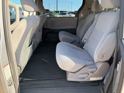 Used 2015 Toyota Sienna LE image 22