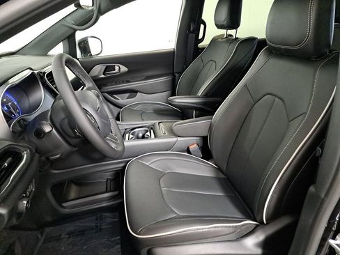 New 2026 Chrysler Pacifica Limited image 12