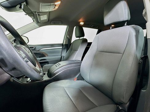 Used 2018 Toyota Highlander LE image 11