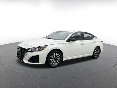 Used 2025 Nissan Altima 2.5 SV FWD image 3