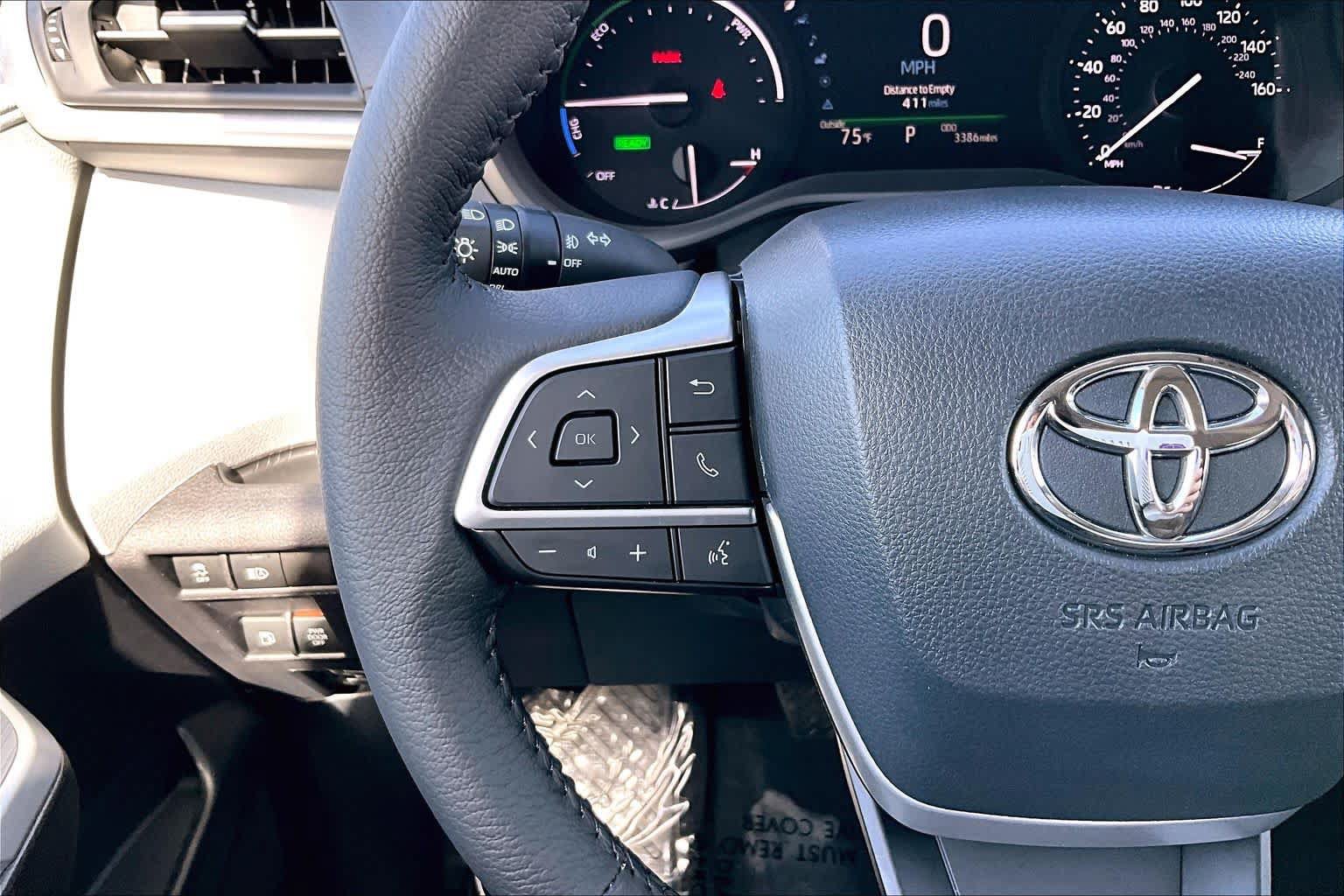 Used 2025 Toyota Sienna XLE FWD image 24