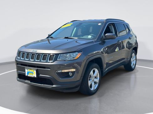 Used 2018 Jeep Compass Latitude w/ Popular Equipment Group AWD/4WD image 3