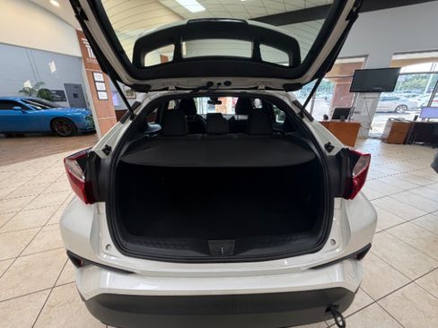 Used 2020 Toyota C-HR XLE FWD image 16