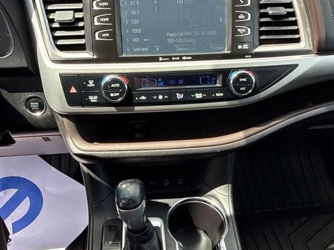 Used 2016 Toyota Highlander XLE AWD/4WD image 10