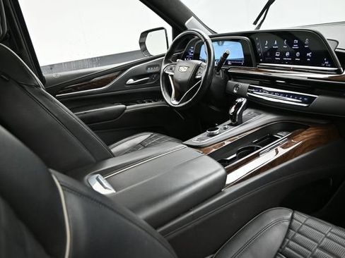 Used 2021 Cadillac Escalade Premium Luxury Platinum RWD image 17