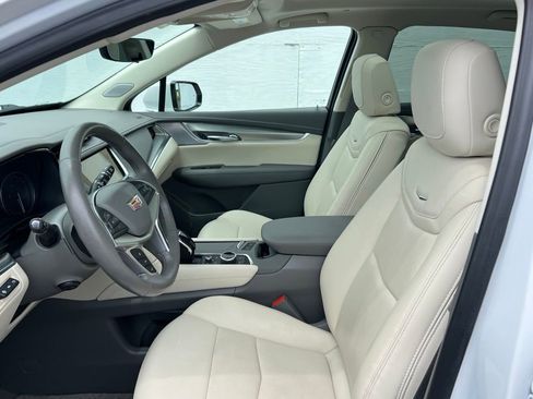 Certified 2024 Cadillac XT5 Premium Luxury w/ Technology Package FWD image 9