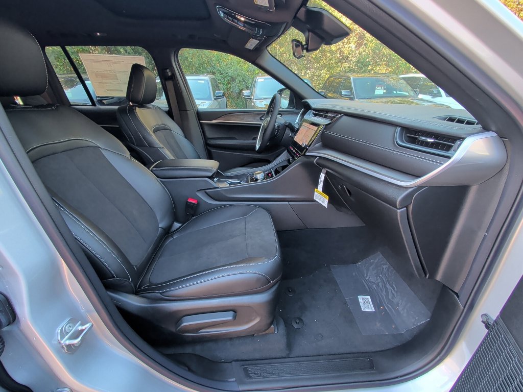 New 2026 Jeep Grand Cherokee Altitude AWD/4WD image 16