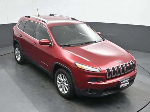 Used 2017 Jeep Cherokee Latitude w/ Cold Weather Group AWD/4WD image 31