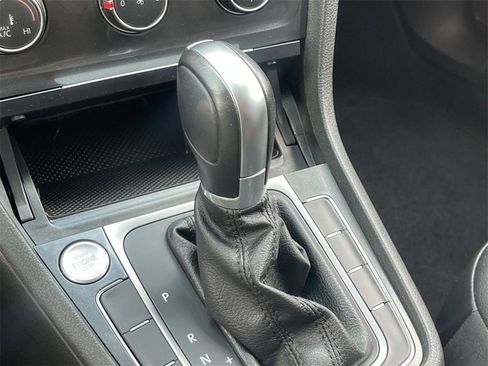 Used 2018 Volkswagen Golf SE image 25