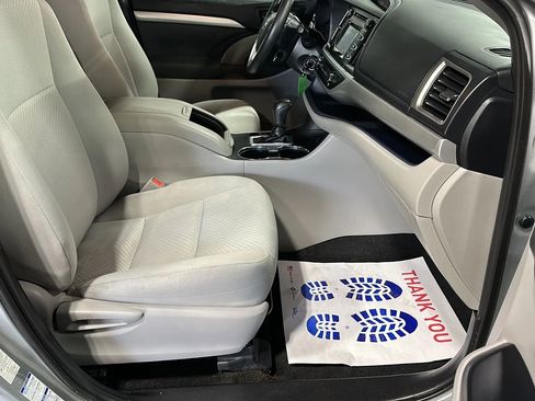 Used 2019 Toyota Highlander LE AWD/4WD image 19