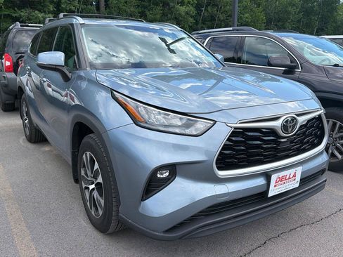 Used 2020 Toyota Highlander XLE AWD/4WD image 3