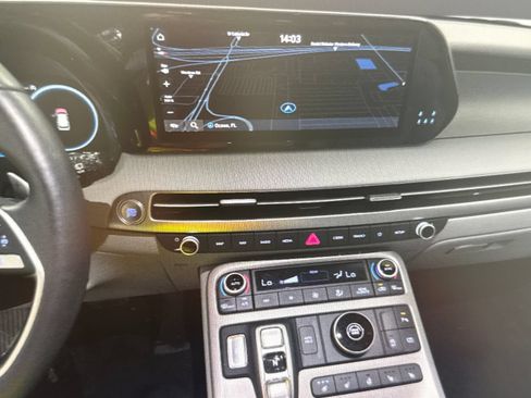 Used 2024 Hyundai Palisade SEL w/ Premium Package FWD image 9