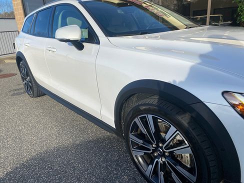 Used 2022 Volvo V60 T5 Cross Country w/ Advanced Package image 32