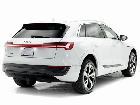 Used 2024 Audi Q8 e-tron Premium Plus image 3
