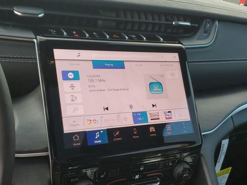 New 2025 Jeep Grand Cherokee Limited w/ Black Appearance Package image 10