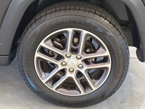 Used 2018 Jeep Compass Latitude w/ Popular Equipment Group FWD image 18