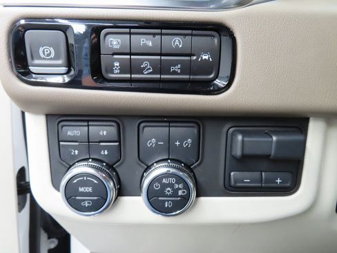 Used 2025 GMC Yukon Denali image 58