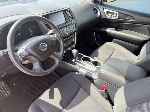 Used 2019 Nissan Pathfinder SV image 4