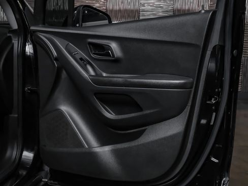 Used 2022 Chevrolet Trax LT w/ LT Convenience Package image 34